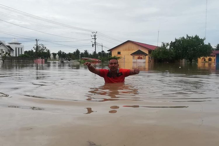 Kepala BPBD Aceh Utara melintas di lokasi banjir depan kantornya  di Kompleks Landing, Kecamatan Lhoksukon, Kabupaten Aceh Utara, hari ini, Senin (7/12/2020)