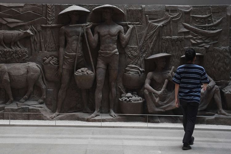 Seorang pengunjung mengamati relief patung yang ditemukan saat renovasi Mal Sarinah di Jakarta, Senin (21/3/2022). Mal pertama di Indonesia tersebut kembali dibuka untuk umum setelah selesai direnovasi sejak 2020.