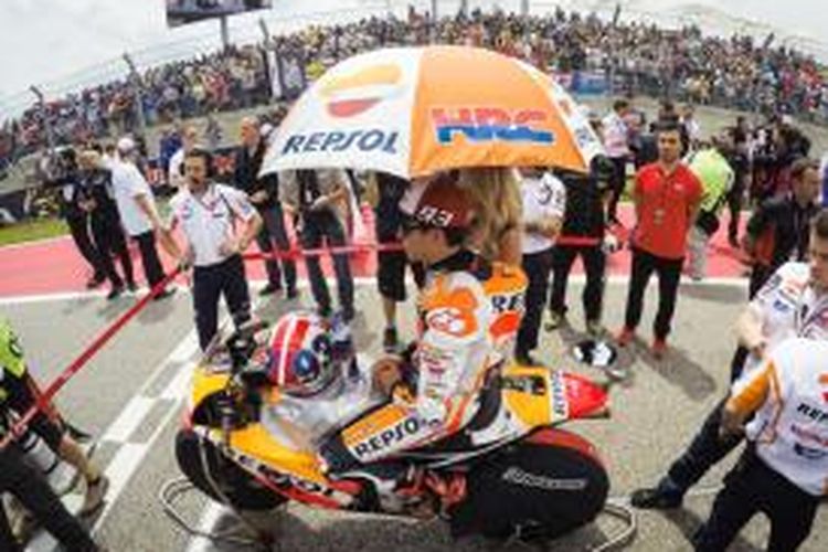 Pebalap Repsol Honda asal Spanyol, Marc Marquez, bersiap di grid saat balapan GP Argentina di Austin, Minggu (12/4/2015).