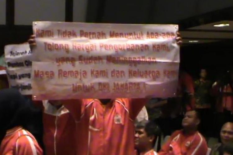Sejumlah atlet DKI Jakarta yang mengikuti Pekan Olahraga Nasional (PON) 2016 di Jawa Barat saat berujuk rasa saat acara pemberian penghargaan kepada atlet yang berprestasi pada PON dan PEPARNAS 2016 Jawa Barat di Balai Kota DKI Jakarta, Jumat (16/12/2016) malam.
