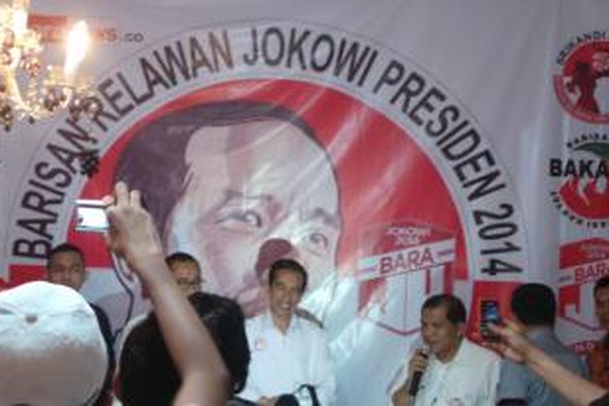 Gubernur DKI Jakarta Joko Widodo di Markas Besar Relawan di kawasan Jatinegara, Jakarta Timur. Kamis (10/4/2014)