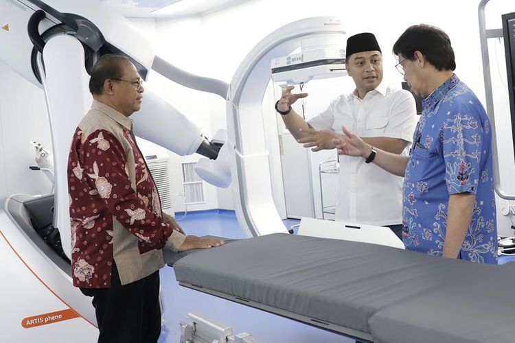 Direktur RSUD dr. Mohamad Soewandhie, dr. Billy Daniel Messakh (kiri) bertemu Wali Kota Surabaya, Eri Cahyadi, Senin (20/10/2025).