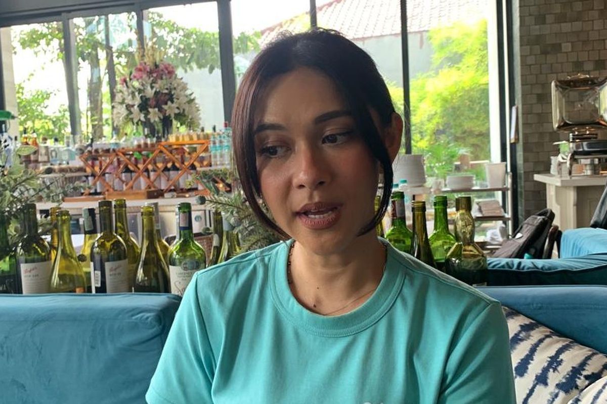 Aktris Nana Mirdad saat ditemui di kawasan Lebak Bulus, Jakarta Selatan, Kamis (10/8/2023). Nana Mirdad baru-baru ini curhat diteror debt collector setelah menggunakan layanan paylater dari aplikasi ojek online.