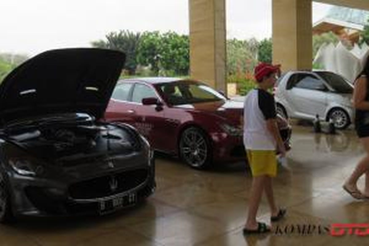 Turis mancanegara sedang mengabadikan gambar Maserati saat parkir di Hotel Mulia, Nusa Dua, Bali.