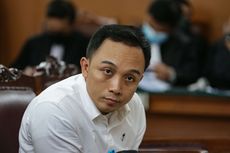 Ricky Rizal Hanya Terdiam Dituntut 8 Tahun Penjara, Berulang Kali Tarik Napas Panjang