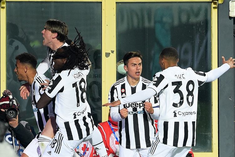 Bek Juventus Danilo (kiri) berselebrasi dengan rekan-rekannya usai mencetak gol ke gawang Atalanta pada masa injury time babak kedua. Juventus bermain imbang 1-1 dengan Atalanta pada pekan ke-25 Liga Italia 2021-2022 di Stadion Gewiss, Senin (14/2/2022) dini hari WIB.