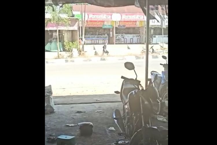 Tangkapan layar adegan video berisi aksi perampokan bersenjata yang terjadi di Desa Karang Mulya, Pangkalan Banteng, Kalimantan Tengah, Selasa (15/9/2020). Polisi menemukan sebuah peluru airsoft gun di lokasi kejadian. 