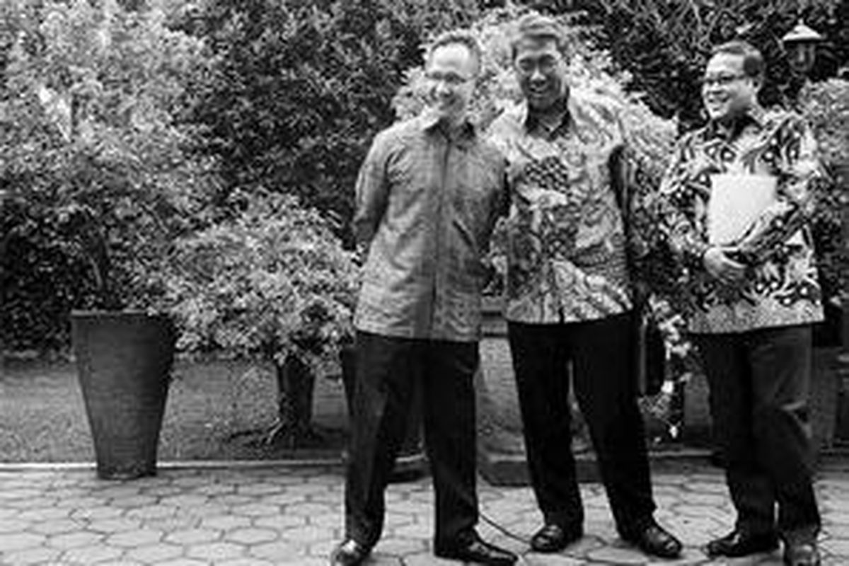 Seusai dipanggil Presiden Susilo Bambang Yudhoyono di kediaman Presiden, Puri Cikeas Indah, Bogor, Jawa Barat, Sabtu (15/10), ketiga wakil menteri, didampingi Juru Bicara Kepresidenan Julian Aldrin Pasha, mengadakan jumpa pers. Dari kiri ke kanan, Wakil Menteri Perdagangan Mahendra Siregar menjadi Wakil Menteri Keuangan, Wakil Menteri Pertanian Bayu Krisnamurthi menjadi Wakil Menteri Perdagangan, dan Sekretaris kementerian BUMN Mahmuddin Yasin menjadi Wakil Menteri BUMN.