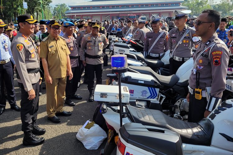 Kapolresta Banyumas Kombes Edy Suranta Sitepu bersama Bupati Achmad Husein mengecek kesiapan personel apel gelar pasukan operasi ketupat candi di GOR Satria Purwokerto, Banyumas, Jawa Tengah, Senin (17/4/2023).