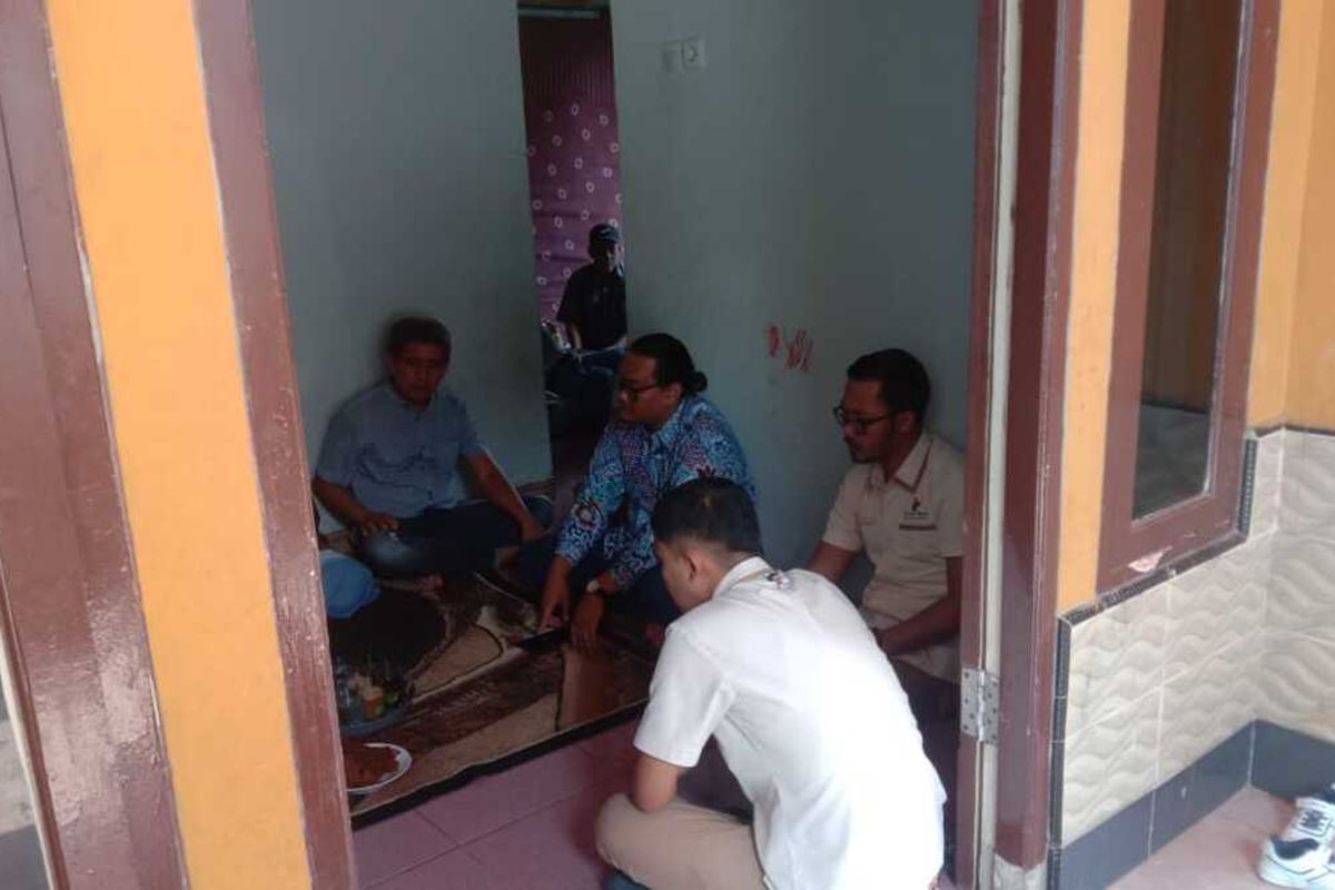 Pihak Rumah Sakit (RS) Sentosa mendatangi kediaman korban atau Ibu dari bayi tertukar, yaitu Siti Maulia (37) di Desa Cibeuteung Udik, Kecamatan Ciseeng, Kabupaten Bogor, Jawa Barat, Senin (28/8/2023). Mereka berusaha menyelesaikan kasus bayi tertukar secara damai atau kekeluargaan kepada korban.