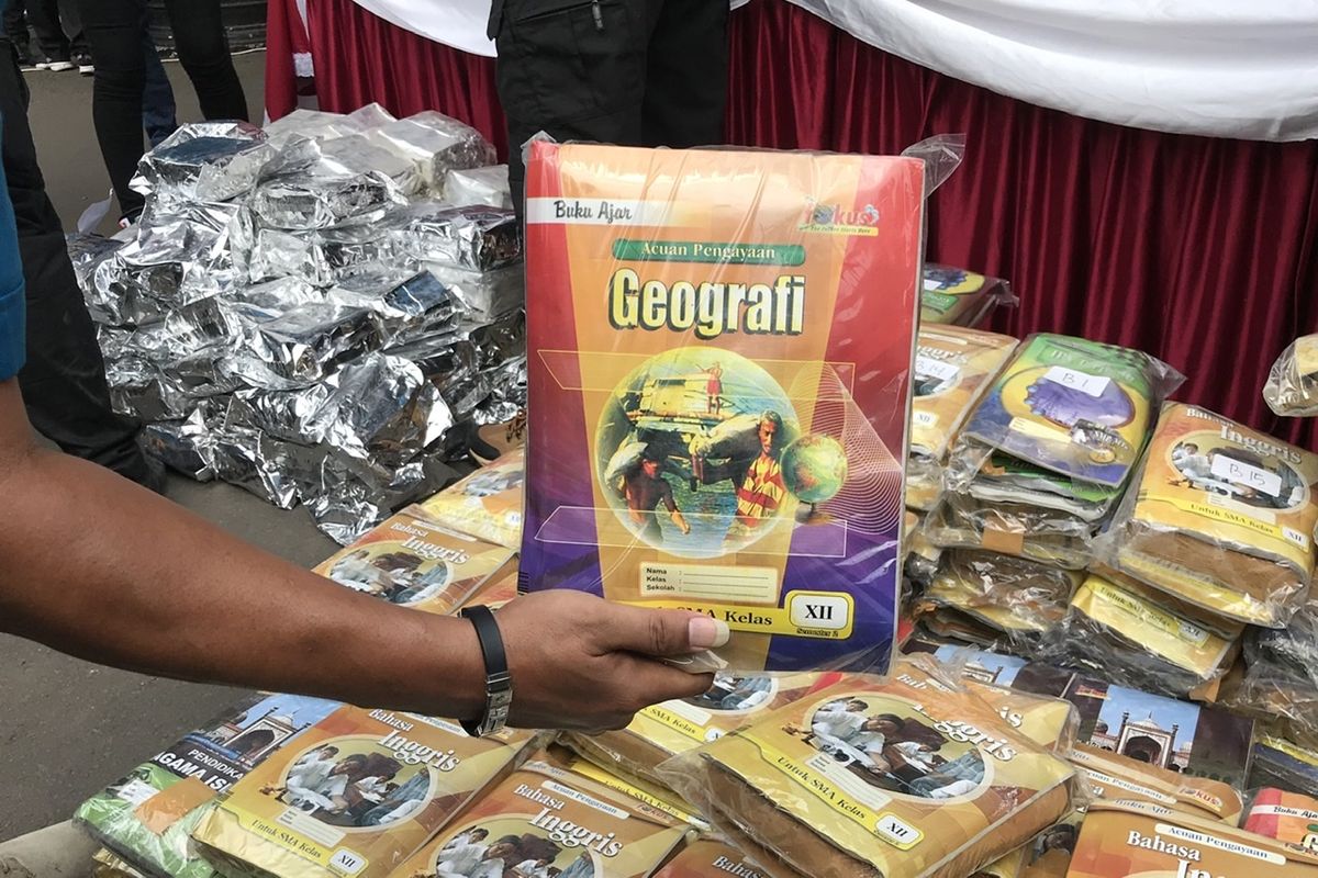 Dua tersangka pengedar narkotika jenis ganja berinisial HS dan NK mengelabui masyarakat lantaran mengirimkan paket ganja dengan membungkusnya dengan buku pelajaran Lembar Kerja Sekolah (LKS).