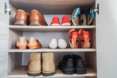 6 Trik Menghilangkan Bau Tak Sedap dari Rak Sepatu Tertutup