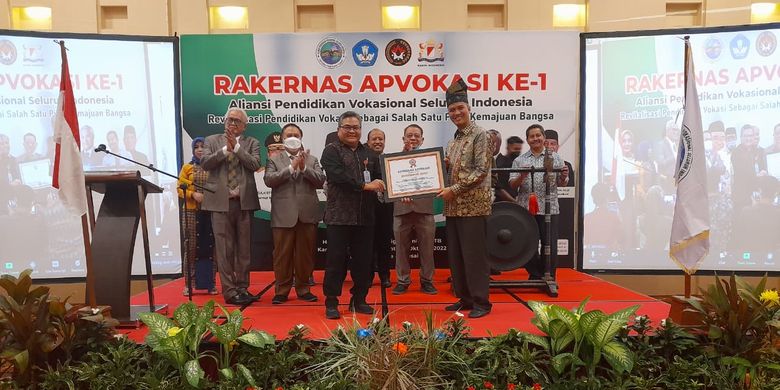 Gubernur Riau Syamsuar diwakili Pelaksana Tugas (Plt) Kepala Dinas Pendidikan Provinsi Riau, M Job Kurniawan, menerima penghargaan dari Dewan Pengurus Pusat Aliansi Pendidikan Vokasi Seluruh Indonesia (Apvokasi) di puncak acara Rakernas Dewan Perwakilan Provinsi (DPP) Apvokasi, di Lombok, Nusa Tenggara Barat, Kamis (29/9/2022).