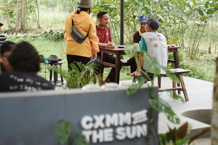 Suasana di CXMM And The Sun, salah satu spot kuliner hidden gem Yogyakarta.