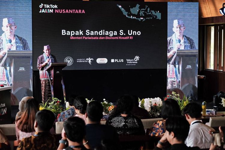 Menteri Pariwisata dan Ekonomi Kreatif (Menparekraf) RI, Sandiaga Salahuddin Uno, berdialog dengan pelaku UMKM dalam acara Launching Tiktok Nusantara, di Puncak Waringin Labuan Bajo, Selasa (23/1/2023).