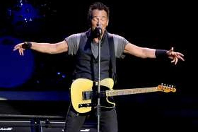 Bruce Springsteen tampil bersama E Street Band di Los Angeles Sports Arena, di Los Angeles, California, Selasa (15/3/2016).