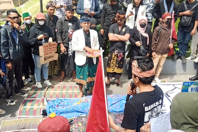 Sejumlah organisasi kemahasiswaan yang tergabung dalam Cipayung Plus Bali mengelar demontrasi kawal putusan Mahkamah Konstitusi (MK) terkait UU Pilkada di depan Kantor DPRD Provinsi Bali, pada Jumat (23/8/2024). Kompas.com/ Yohanes Valdi Seriang Ginta