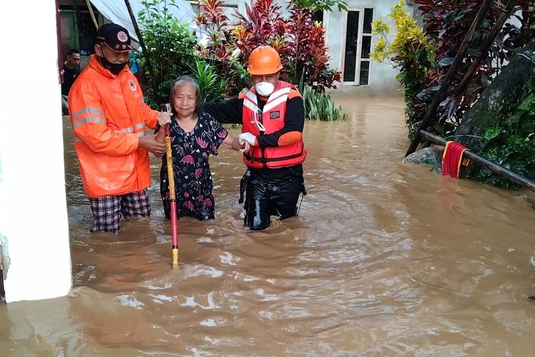 Banjir kembali menerjang puluhan rumah warga di kelurahan Waliabuku dan Kelurahan Karing-karing, Kecamatan Bungi, Kota Baubau, Jumat (24/6/2022)pagi.