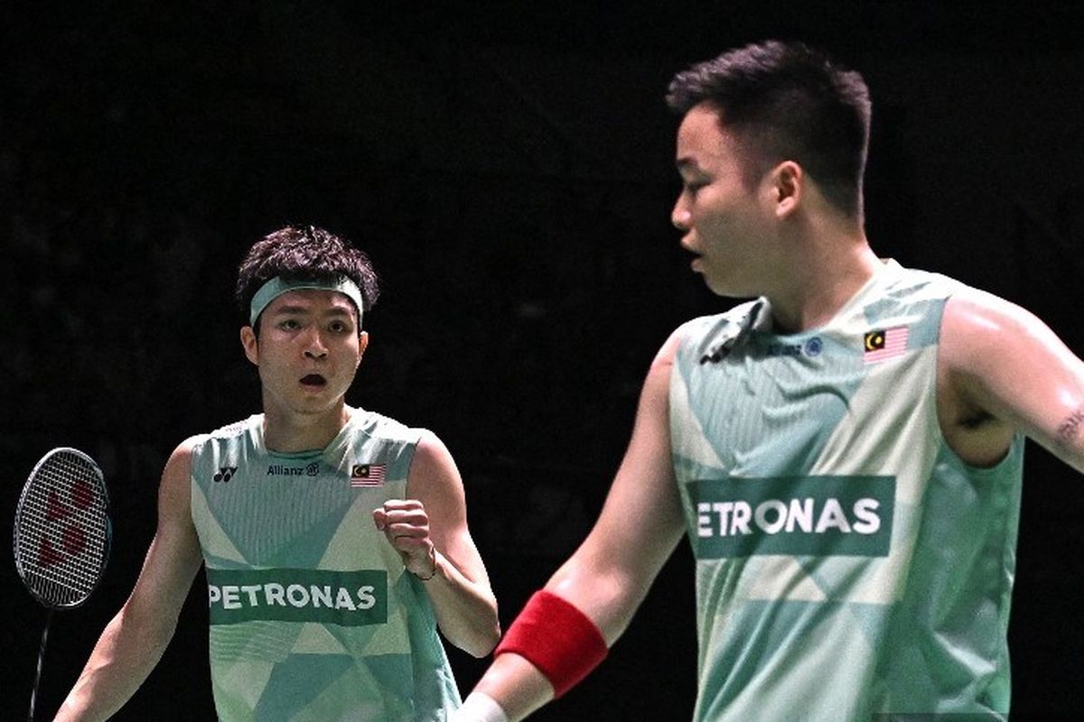 Aksi ganda Malaysia, Aaron Chia/Soh Wooi Yik, dalam laga final Thailand Open 2025 yang digelar di Nimibutr Stadium, Minggu (18/5/2025).