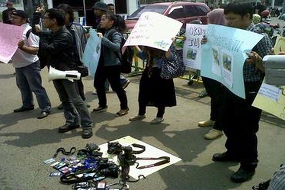 Wartawan berunjuk rasa di depan Mega Bekasi Hypermall, Kota Bekasi, Rabu (17/10/2012). Unjuk rasa mengecam kekerasan oleh anggota TNI Angkatan Udara terhadap wartawan yang meliput jatuhnya pesawat Hawk di Riau.