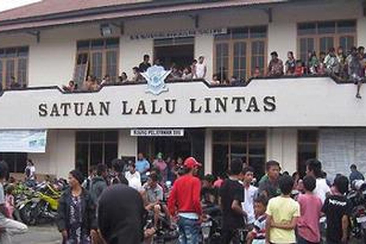 Ratusan warga terpaksa mengungsi ke Polresta Tarakan, Rabu (29/9/2010), menyusul bentrok yang kembali pecah Selasa (28/9/2010) malam tadi.