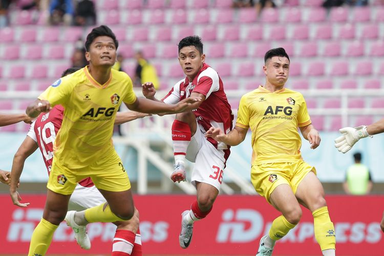 Pemain Persis Solo, Althaf Indie saat laga melawa Persik Kediri di Stadion Manahan Solo pada Sabtu (24/2/2024).