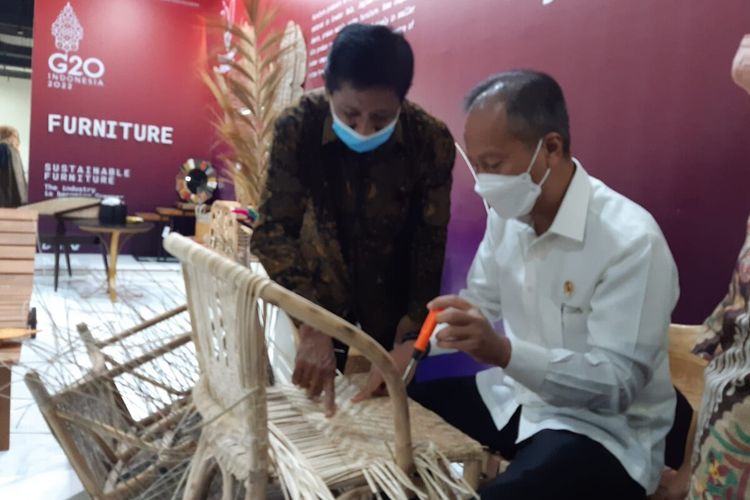 Menteri Perindustrian (Menperin) Agus Gumiwang Kartasasmita mengunjungi pameran Industri Kecil dan Menengah (IKM) di Alila Hotel Solo, Jawa Tengah, Kamis (31/3/2022).