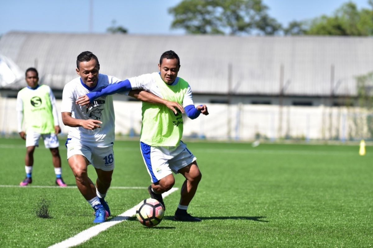 Kapten Persib Atep bersama Jajang Sukmara saat menjalani latihan di Lapangan Lodaya, Selasa (1/8/2017)