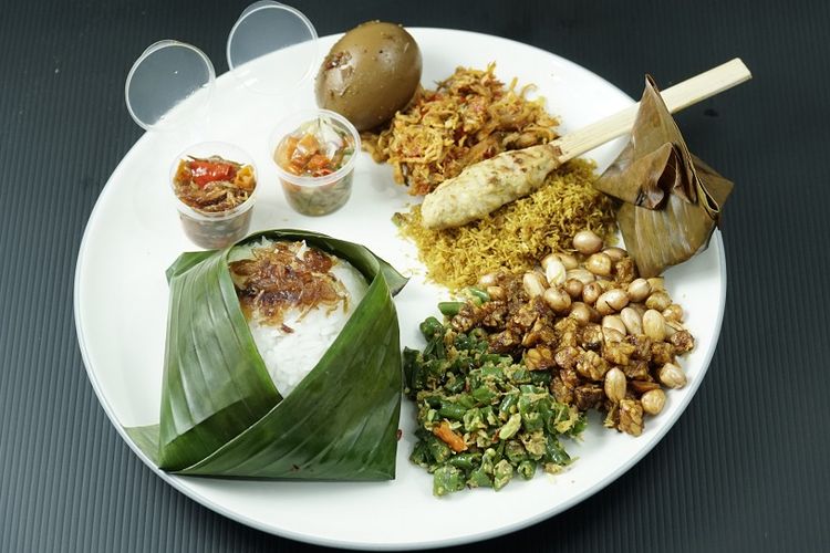 Nasi ayam campur dari Pawon Serai. 