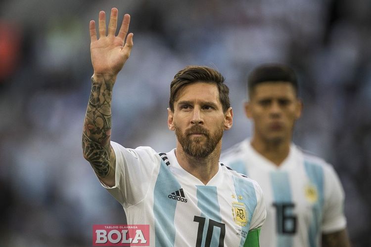 Kapten timnas Argentina, Lionel Messi, melambai kepada para suporter seusai laga fase grup Piala Dunia 2018 kontra Nigeria di Stadion Krestovsky, Saint Petersburg, 26 Juni 2018.