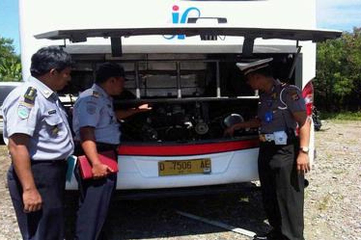 Petugas Dinas Perhubungan Majalengka dan Kesatuan Lalulintas Polres Majalengka sedang mengecek kondisi fisik dan teknis Bus Jaya Prima yang mengalami kecelakaan beruntun, Minggu kemarin. Pemeriksaan dilakukan, Senin (13-2/2012). 