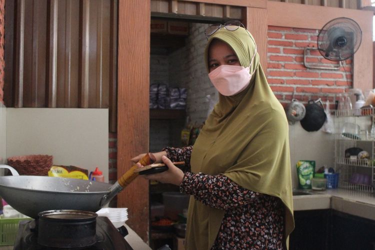 Exsi Dwiyanti saat berada di dapur warung emak Jember. DIa sukses menjual makanan dengan omzet Rp 20 juta per hari 