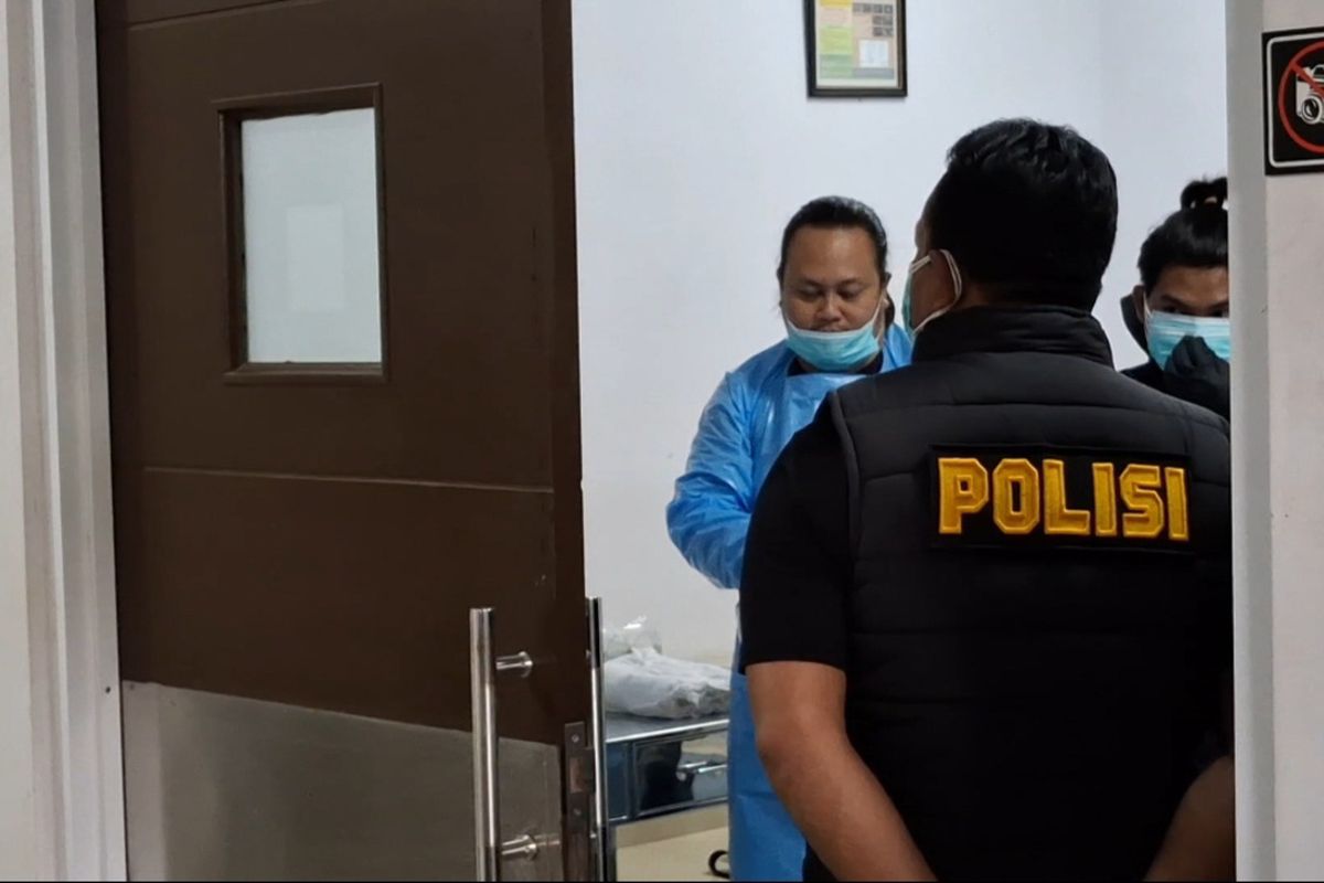 Polisi melakukan autopsi dan pengambilan sampel terhadap jenazah bayi yang ditemukan di aliran sungai Brantas Kabupaten Tulungagung Jawa Timur, Sabtu (28/06/2025).