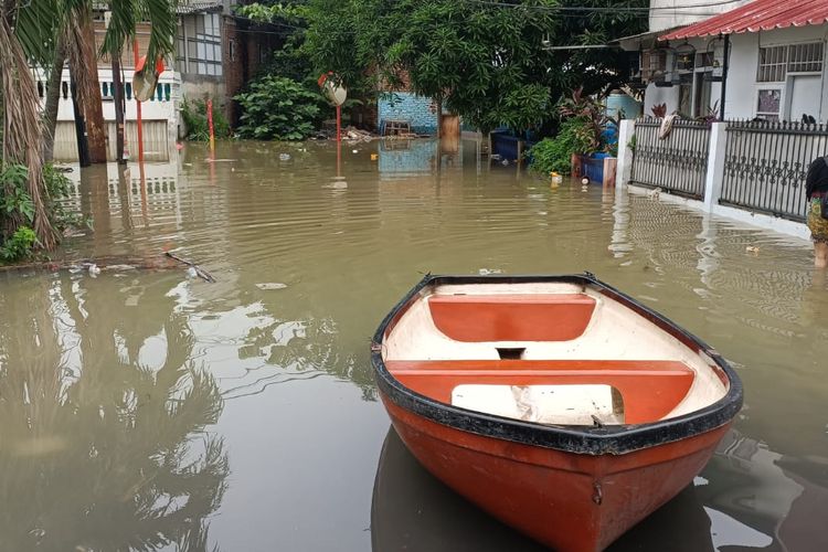 Satu perahu milik warga RW 11 di Jalan Merah Delima, Bidara Cina, Kecamatan Jatinegara, Jakarta Timur, Senin (10/10/2022). Perahu yang disiagakan itu untuk melayani warga sekitar yang hendak beraktivitas meski banjir merendam kawasan tersebut sejak Senin dini hari.