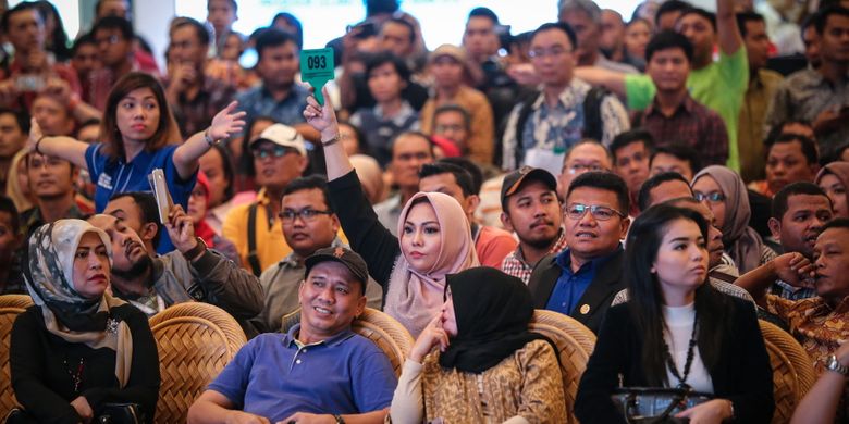 Calon peserta lelang saat mengikuti lelang mobil sitaan KPK hasil tindak pidana korupsi di Jakarta Convention Center, Jakarta, Jumat (22/9/2017). Komisi Pemberantasan Korupsi ( KPK) melelang sebanyak 22 barang sitaan milik terpidana korupsi.