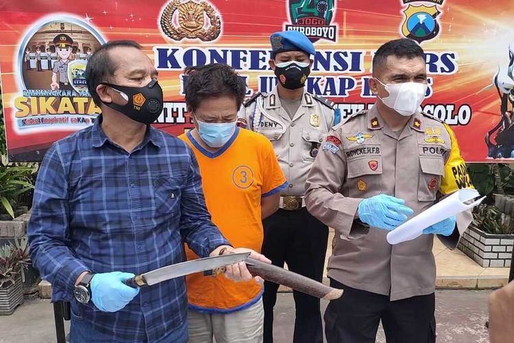 Seorang pria di Surabaya, Jawa Timur, berinisial RM (46) dibekuk Unit Reskrim Polsek Wonocolo lantaran membacok YN, mantan istrinya.