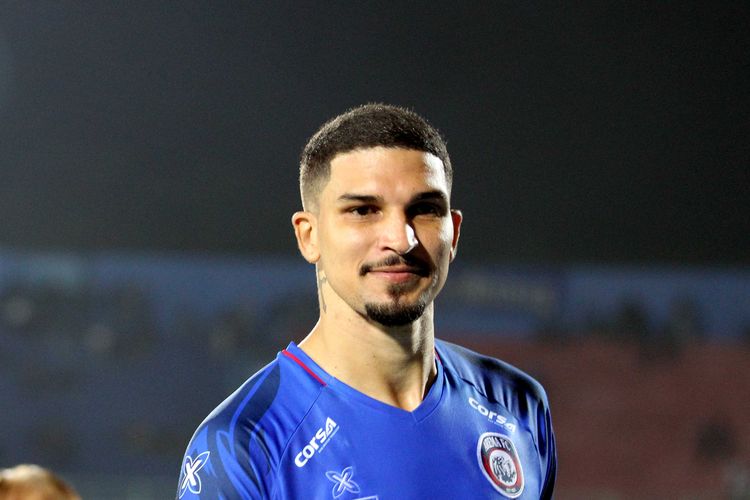 Pemain belakang Arema FC asal Brasil, Arthur Cunha.