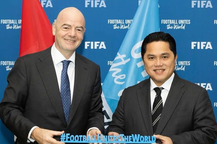 Presiden FIFA Gianni Vincenzo Infantino dan Ketua Umum PSSI Erick Thohir foto bersama.