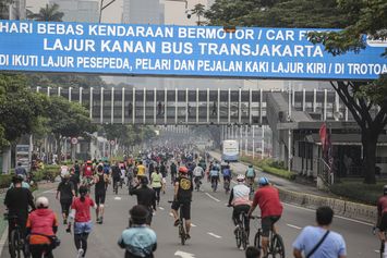 Warga Tumpah Ruah Padati Pembukaan CFD di Jakarta
