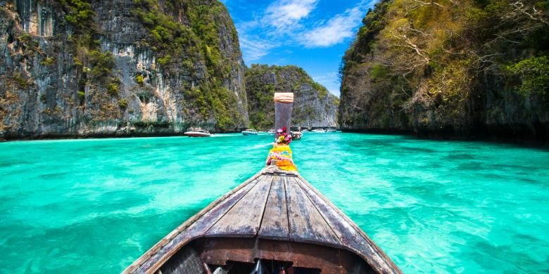 Perahu di perairan Phi Phi, Thailand.