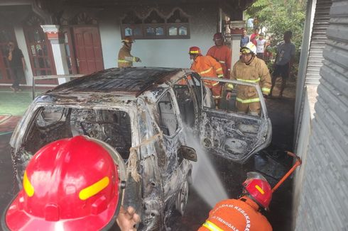 Mobil Avanza Hangus Terbakar di Parkiran Rumah di Trenggalek, Bermula Pemilik Nyalakan Mesin