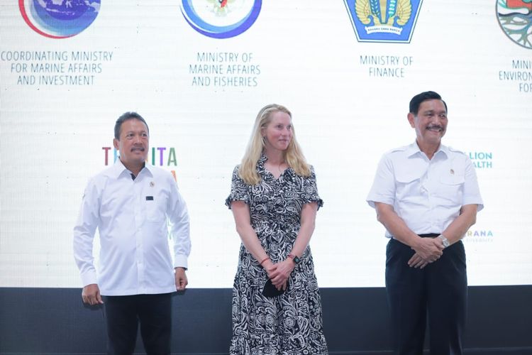 Menteri Kelautan dan Perikanan Sakti Wahyu Trenggono, pendiri Earth Alliance Laurene Powell Jobs, dan Menteri Koordinator Bidang Kemaritiman dan Investasi Luhut Binsar Pandjaitan dalam acara dialog Blue Halo-S di Bali, Selasa (1/3/2022).
