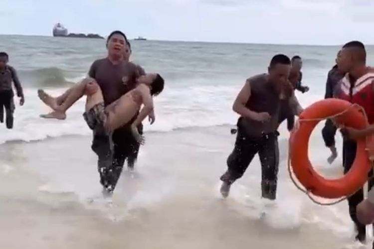Jajaran Ditsabhara Polda Kaltim berhasil mengevakuasi dua remaja yang terseret arus di Pantai Kemala Balikpapan