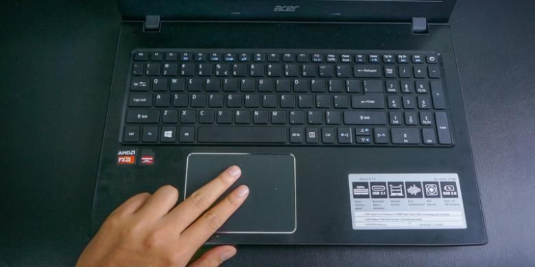 Acer Aspire E5-553G memiliki keyboard full size dengan num-pad, juga touchpad berukuran besar