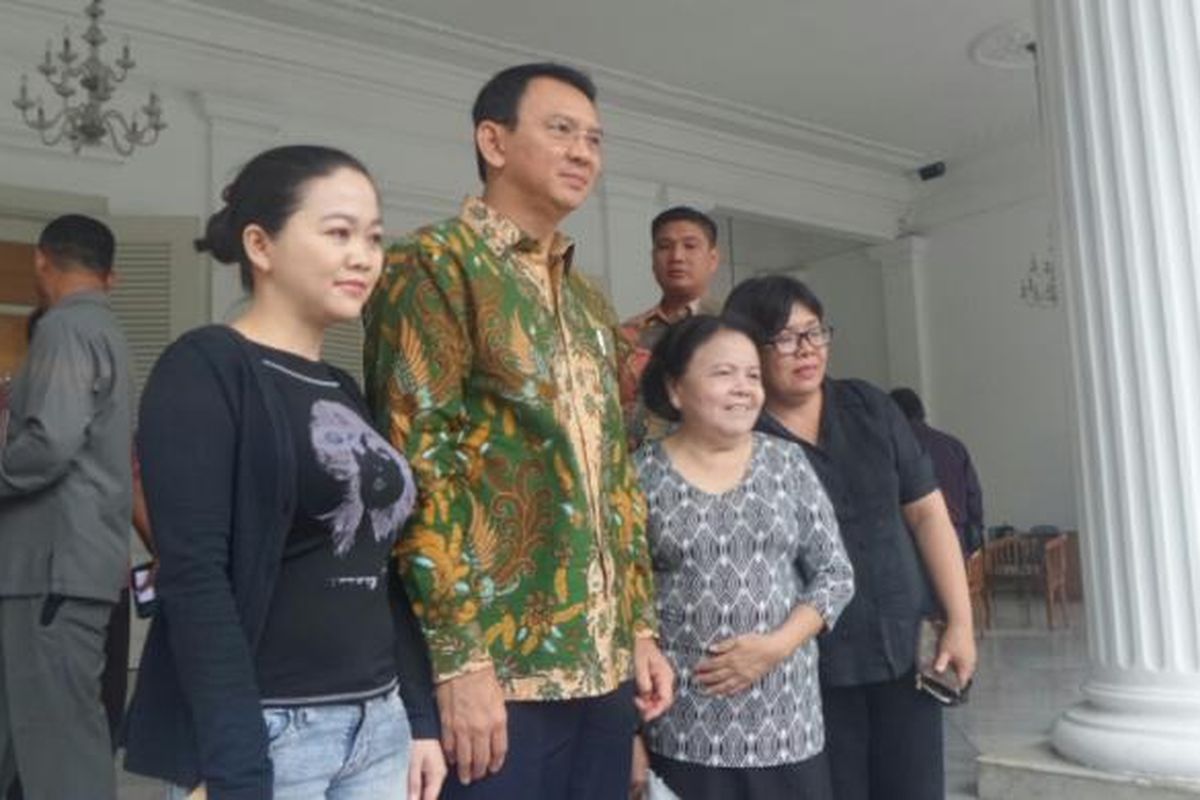 Gubernur DKI Jakarta Basuki Tjahaja Purnama berfoto bersama warga di Balai Kota DKI sebelum menghadiri persidangan kasus dugaan penodaan agama, Selasa (28/2/2017). 