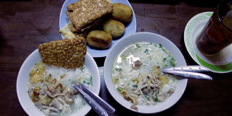 Soto ayam di gerai Soto Gading 1, salah satu tujuan wisata kuliner populer di Solo, Jawa Tengah.
