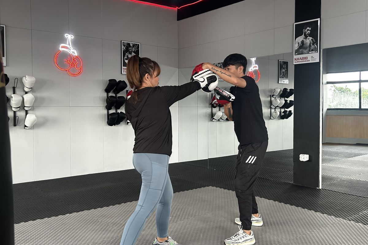 Sesi latihan private boxing bersama dengan pelatih profesional di Athleisure Sport Lab, Jakarta Timur, pada Rabu (14/5/2025).