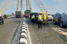 Mobil Boks Terguling di Jembatan Siak IV Pekanbaru, 1 Orang Tewas