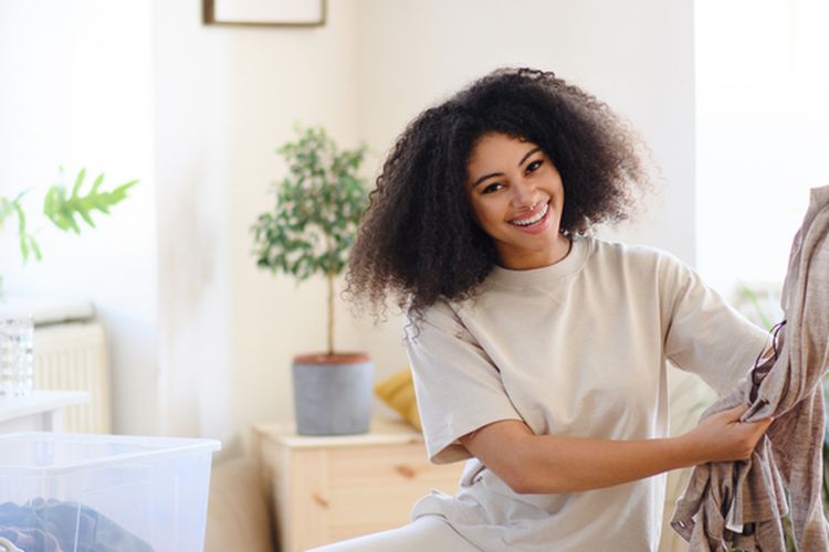 Ilustrasi merapikan rumah, merapikan barang di rumah.