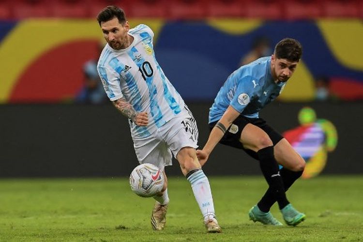 Lionel Messi (kiri)  ketika berduel dengan Federico Valverde (kanan) pada laga Grup A Copa America 2021 yang mempertemukan Argentina vs Uruguay di Mane Garrincha Stadium pada Sabtu (19/6/2021) pagi WIB.